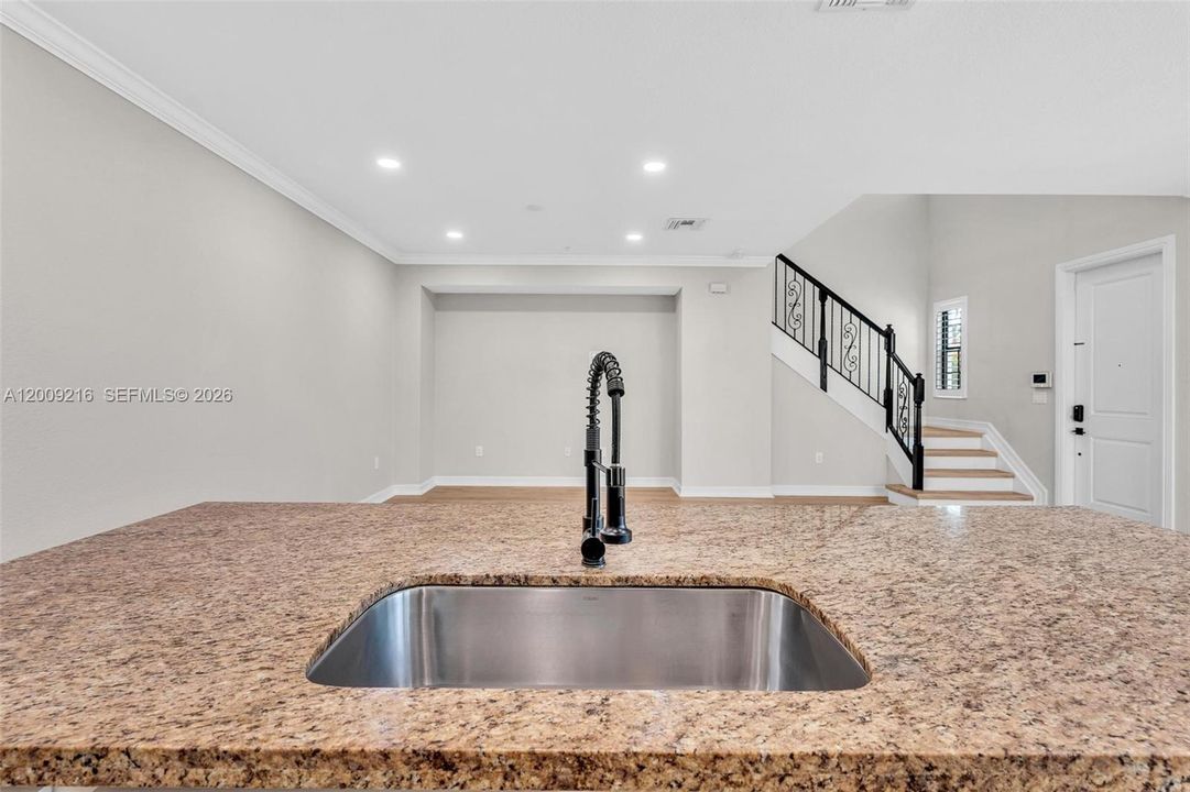 Activo con contrato: $3,950 (3 camas, 3 baños, 2078 Pies cuadrados)