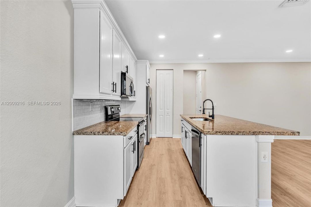Activo con contrato: $3,950 (3 camas, 3 baños, 2078 Pies cuadrados)
