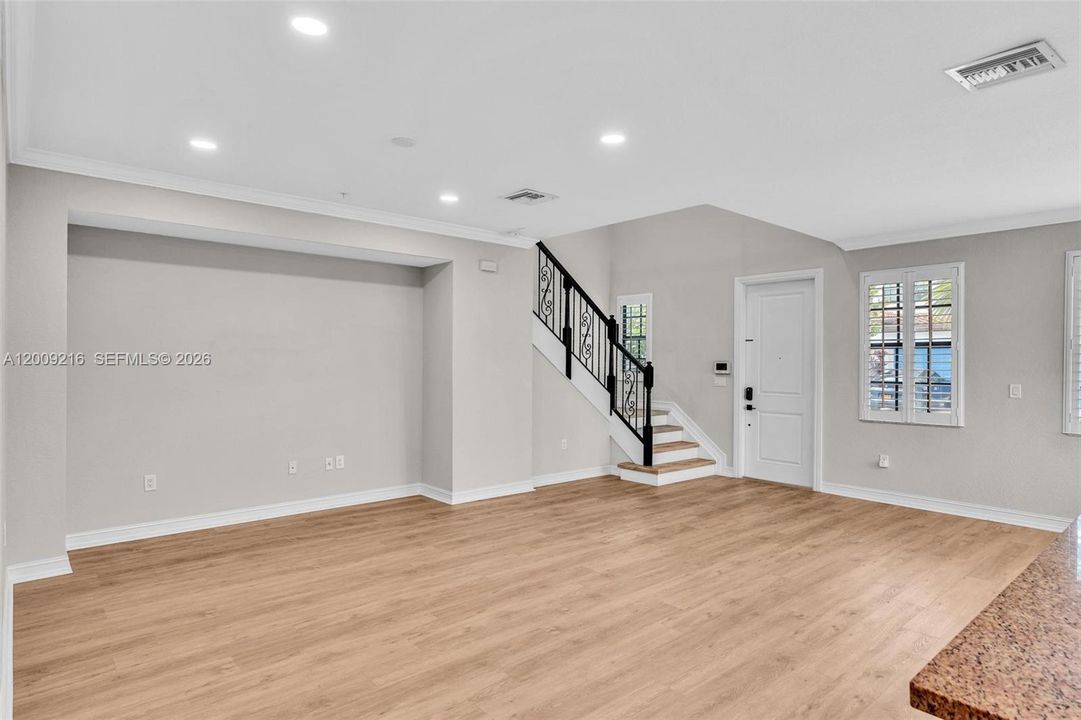 Activo con contrato: $3,950 (3 camas, 3 baños, 2078 Pies cuadrados)