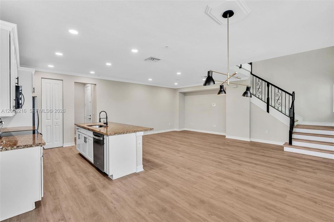 Activo con contrato: $3,950 (3 camas, 3 baños, 2078 Pies cuadrados)