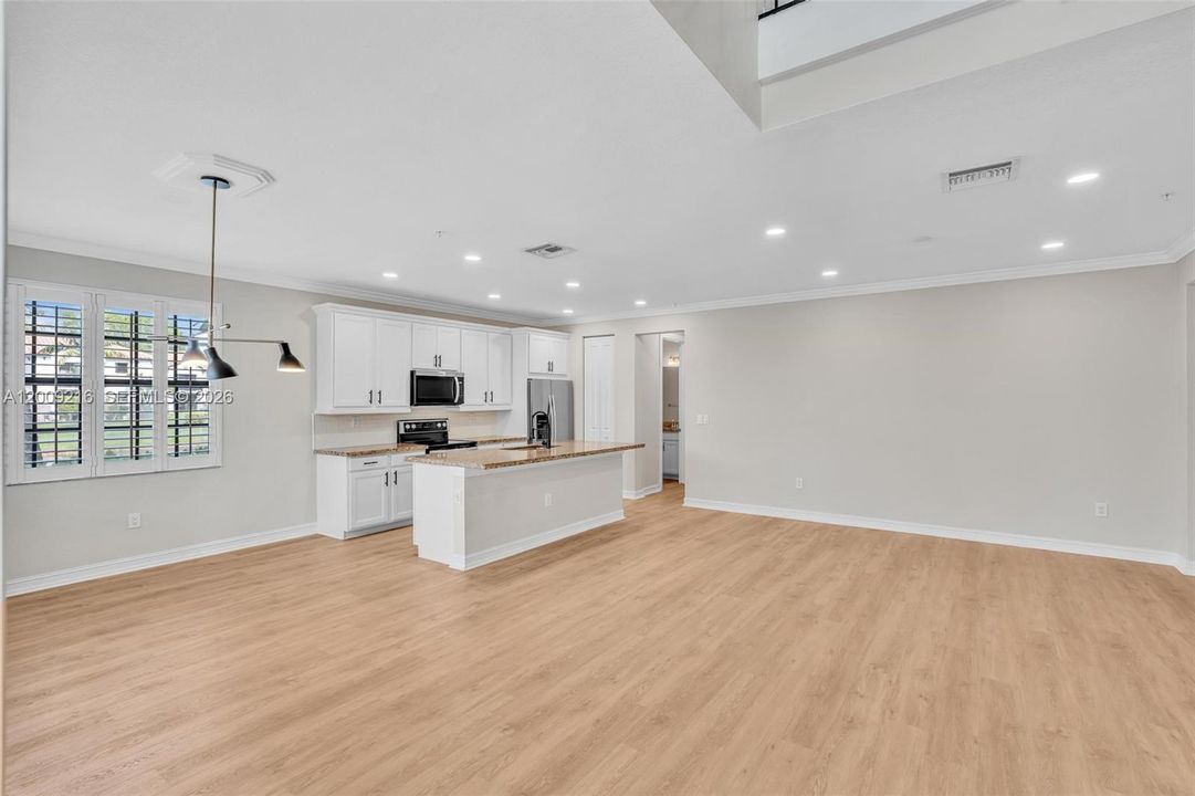 Activo con contrato: $3,950 (3 camas, 3 baños, 2078 Pies cuadrados)