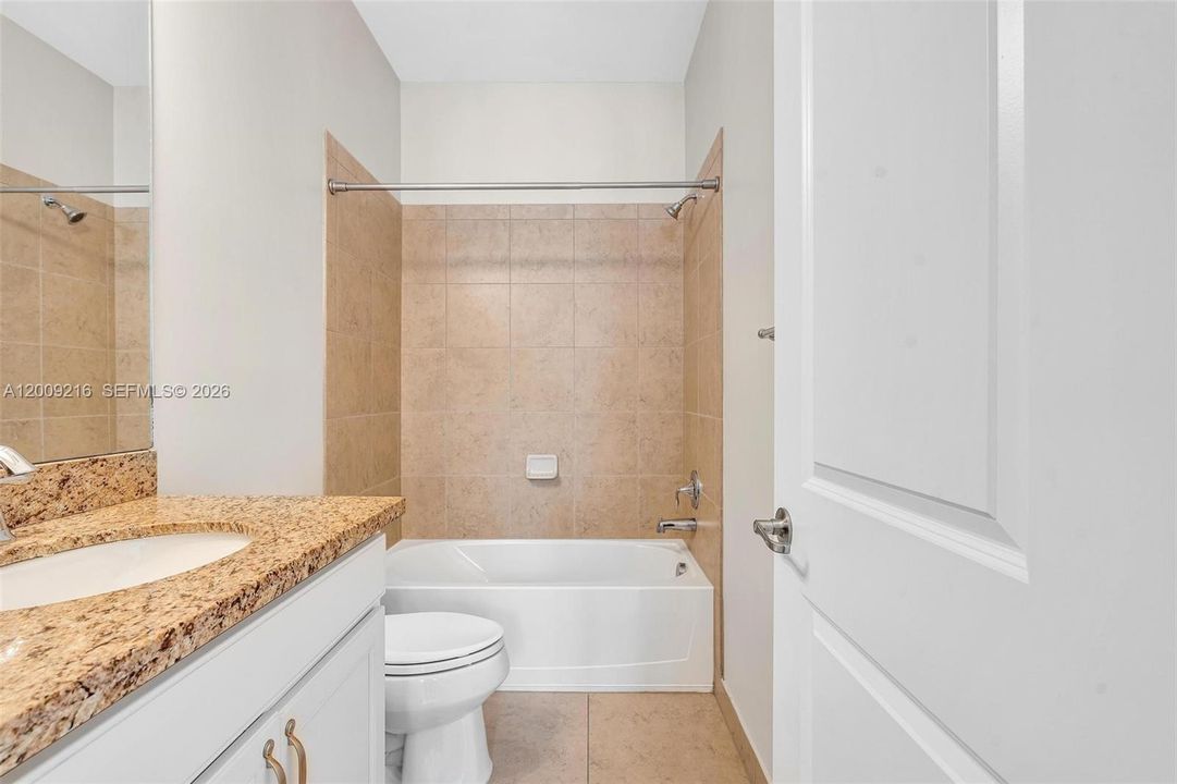 Activo con contrato: $3,950 (3 camas, 3 baños, 2078 Pies cuadrados)