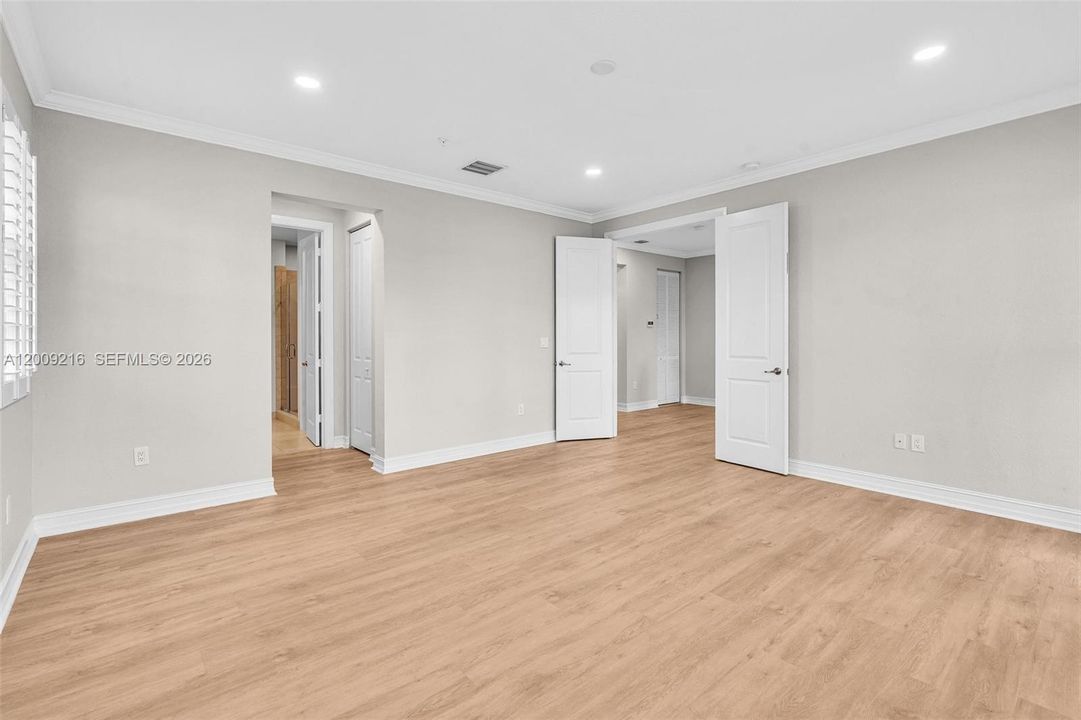 Activo con contrato: $3,950 (3 camas, 3 baños, 2078 Pies cuadrados)