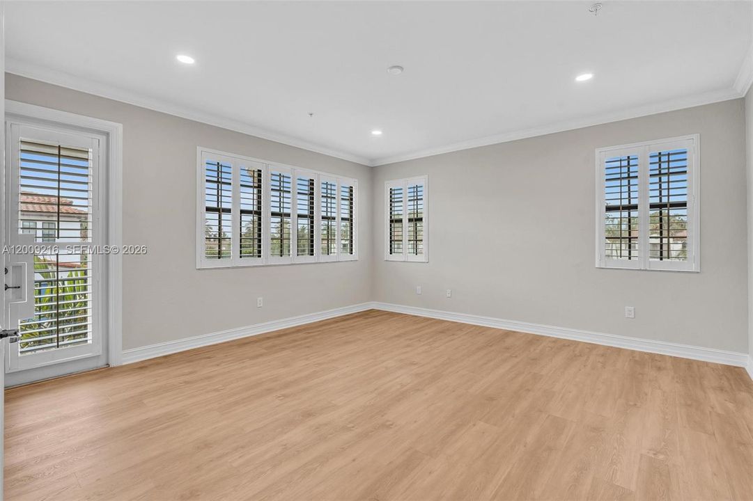 Activo con contrato: $3,950 (3 camas, 3 baños, 2078 Pies cuadrados)