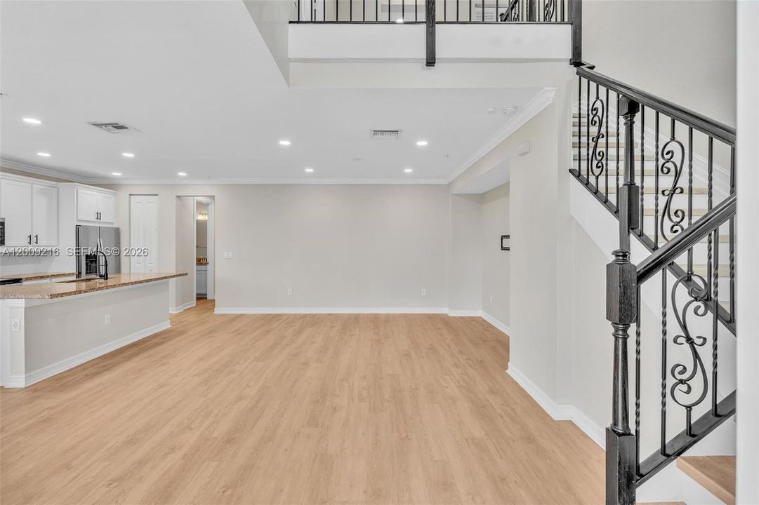 Activo con contrato: $3,950 (3 camas, 3 baños, 2078 Pies cuadrados)