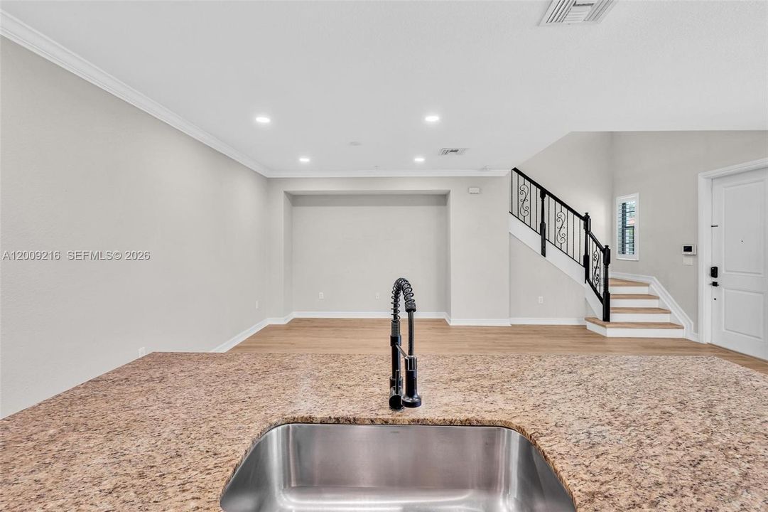 Activo con contrato: $3,950 (3 camas, 3 baños, 2078 Pies cuadrados)