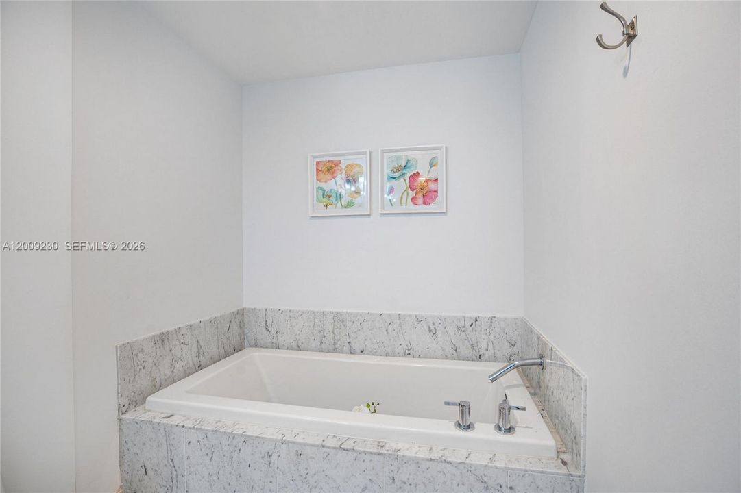 For Sale: $385,000 (1 beds, 1 baths, 802 Square Feet)