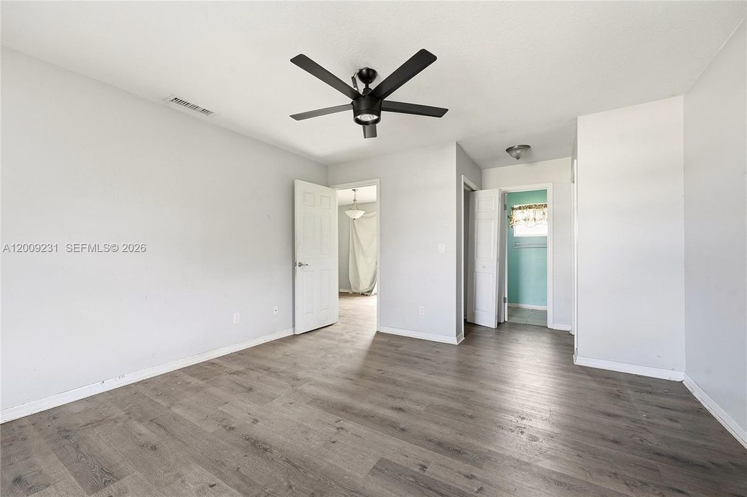 For Sale: $299,900 (3 beds, 2 baths, 1328 Square Feet)
