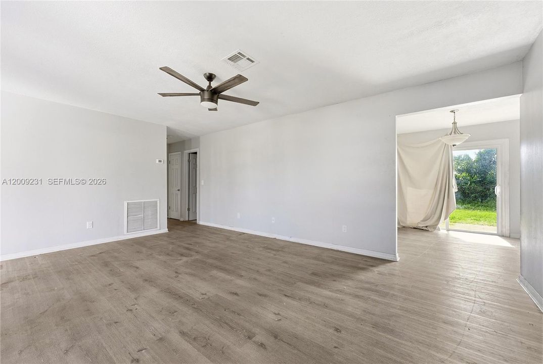 For Sale: $299,900 (3 beds, 2 baths, 1328 Square Feet)