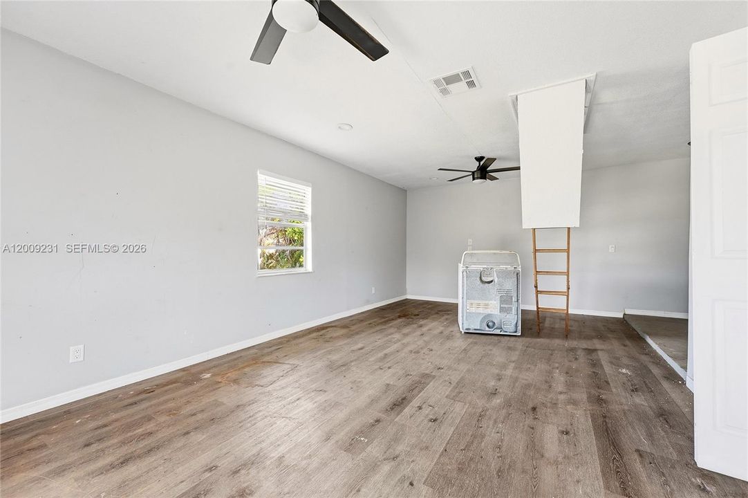 For Sale: $299,900 (3 beds, 2 baths, 1328 Square Feet)