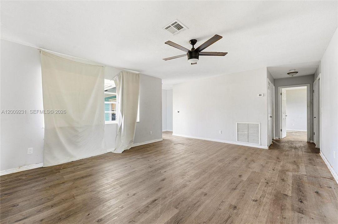 For Sale: $299,900 (3 beds, 2 baths, 1328 Square Feet)