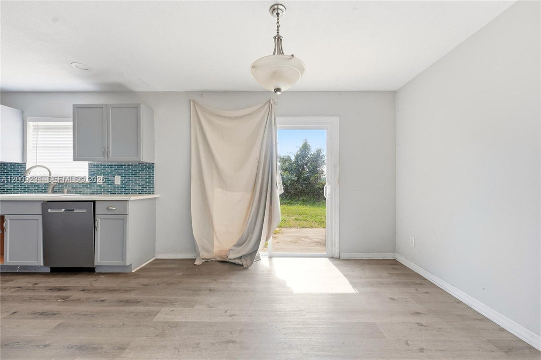 For Sale: $299,900 (3 beds, 2 baths, 1328 Square Feet)