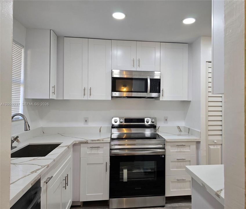 For Sale: $198,550 (2 beds, 2 baths, 840 Square Feet)