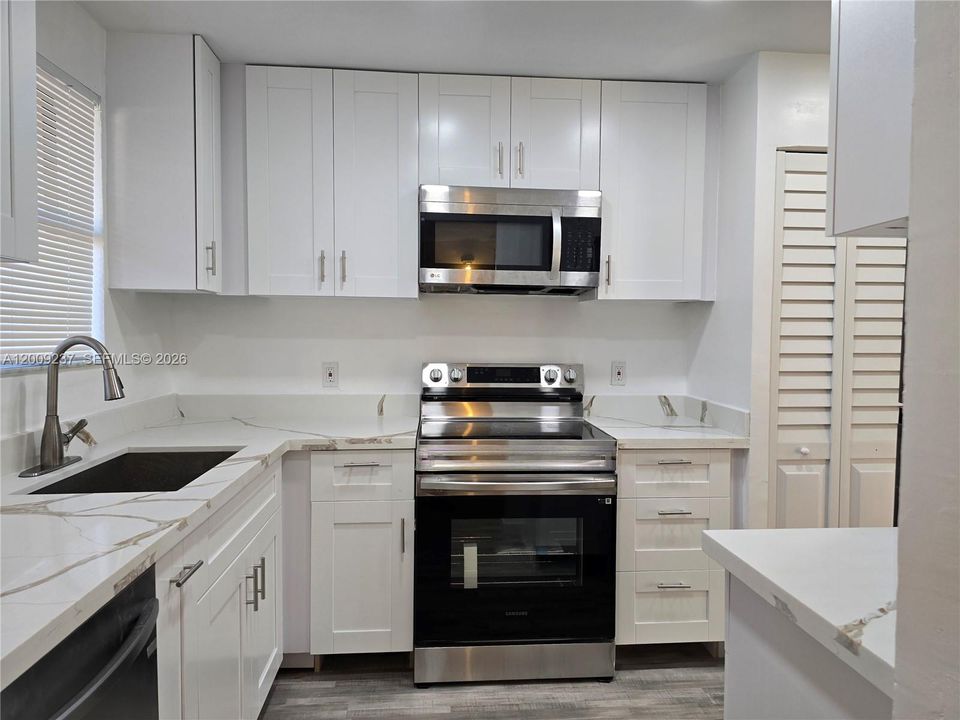 For Sale: $198,550 (2 beds, 2 baths, 840 Square Feet)