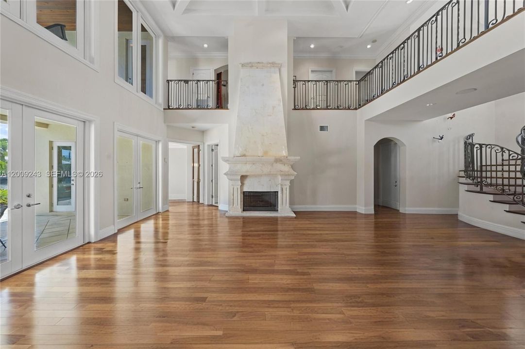 Current furniture virtually removed to look empty.