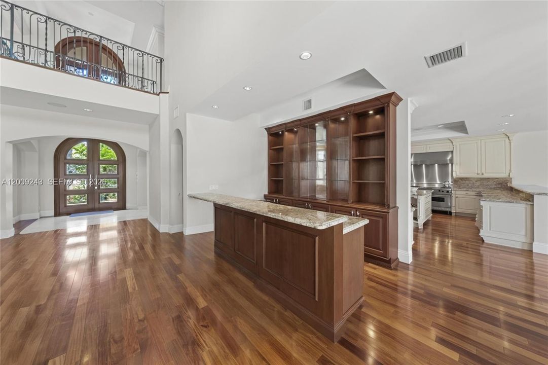 Current furniture virtually removed to look empty.