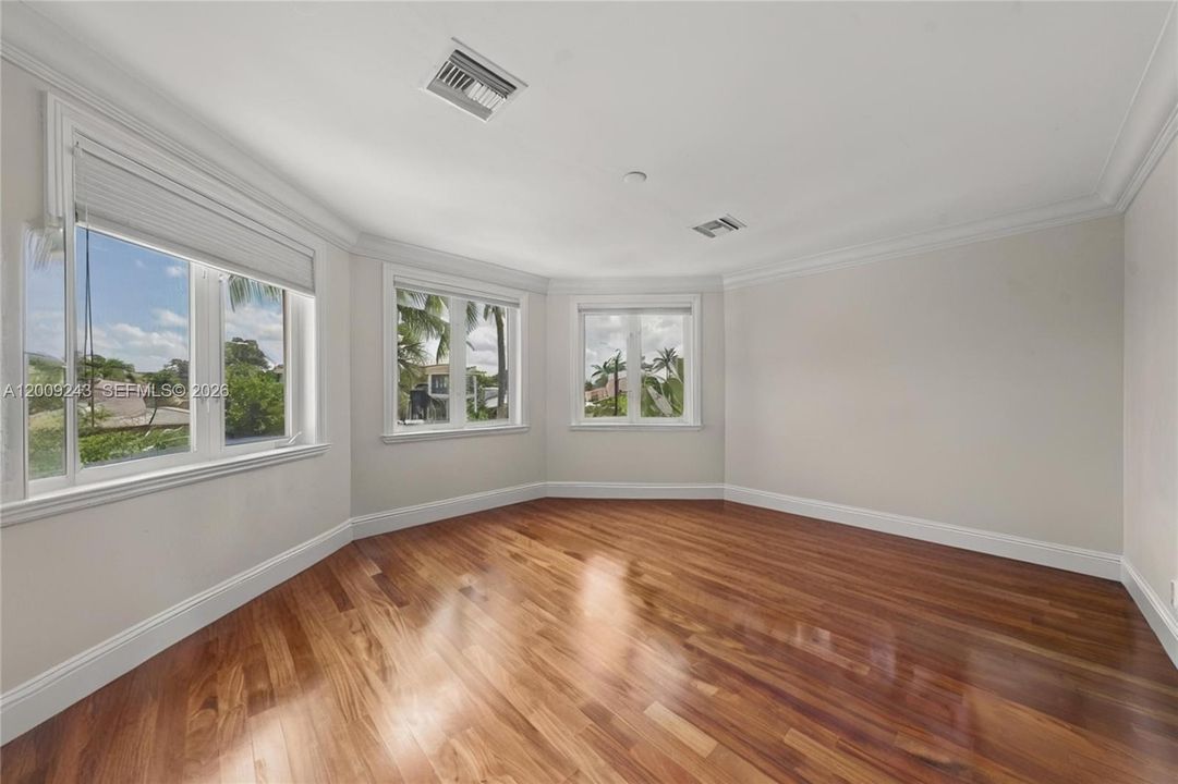 Current furniture virtually removed to look empty.