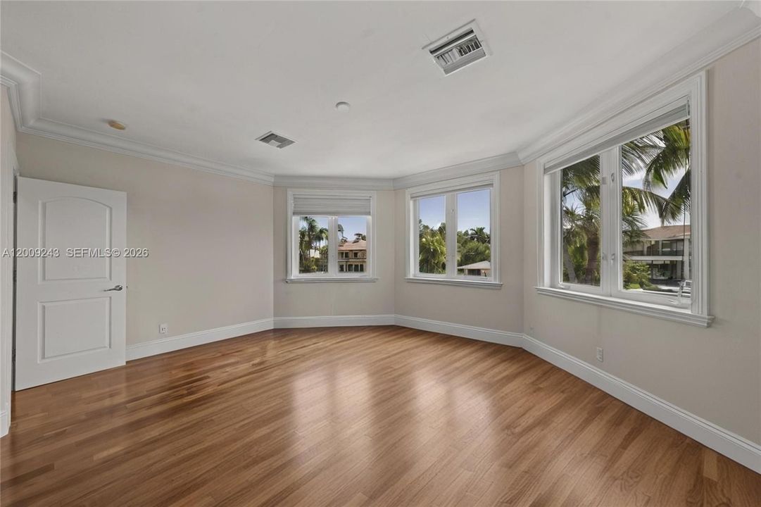 Current furniture virtually removed to look empty.
