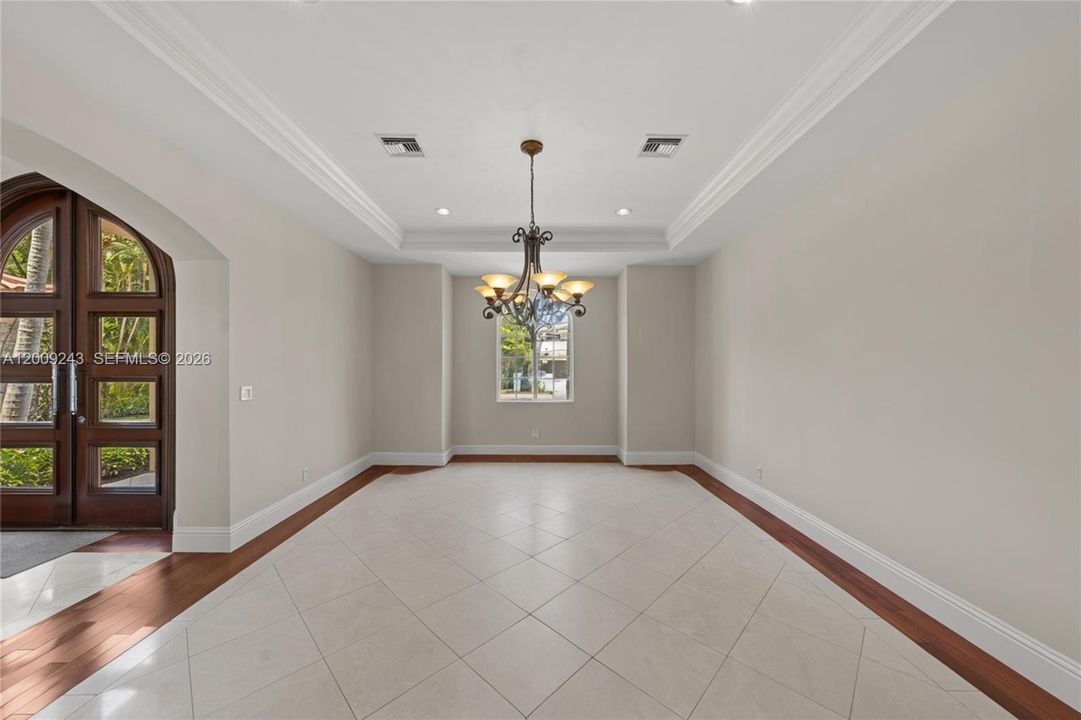 Current furniture virtually removed to look empty.