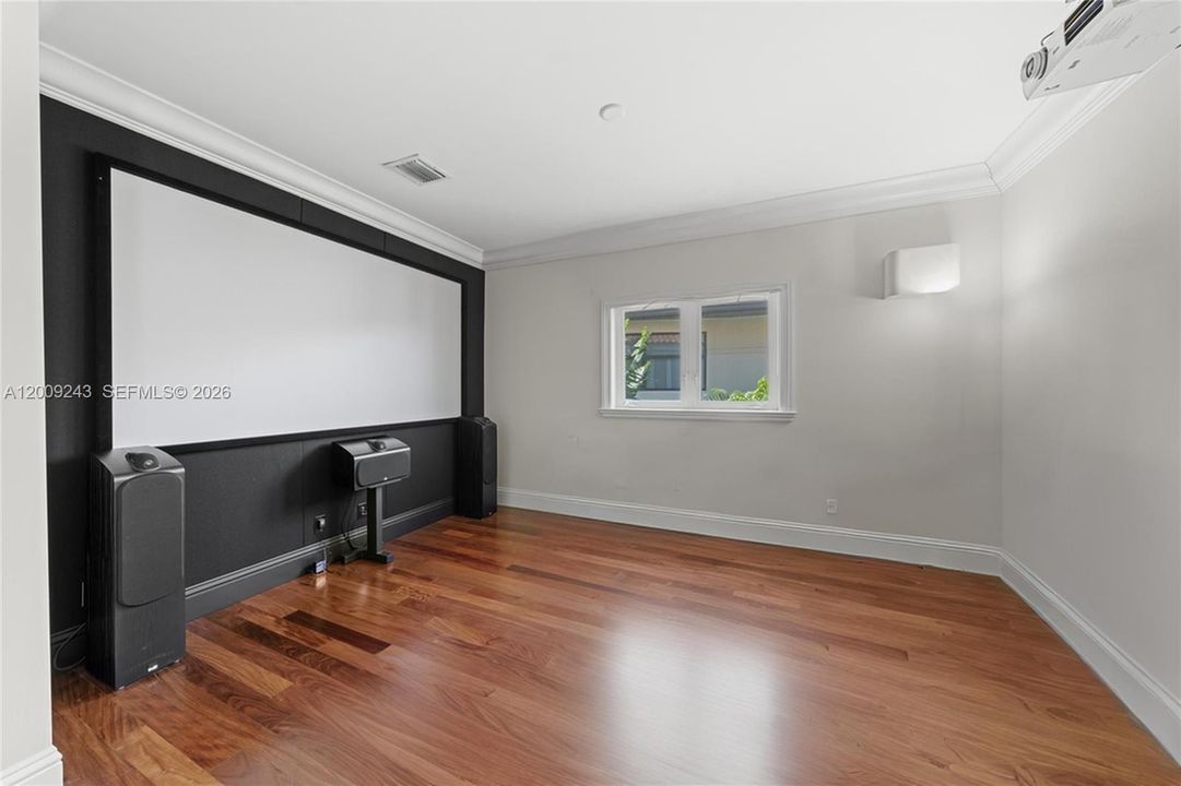 Current furniture virtually removed to look empty.