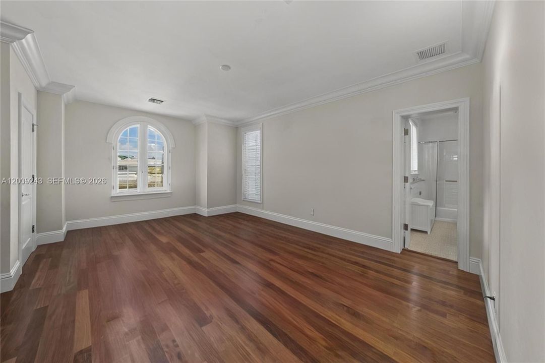 Current furniture virtually removed to look empty.