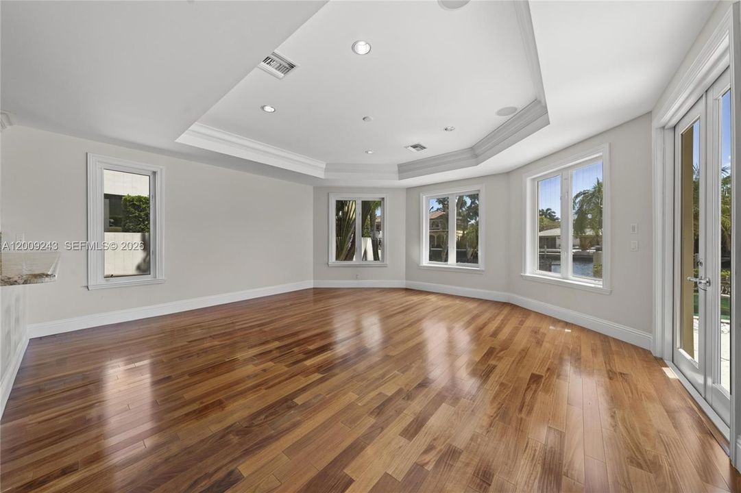 Current furniture virtually removed to look empty.
