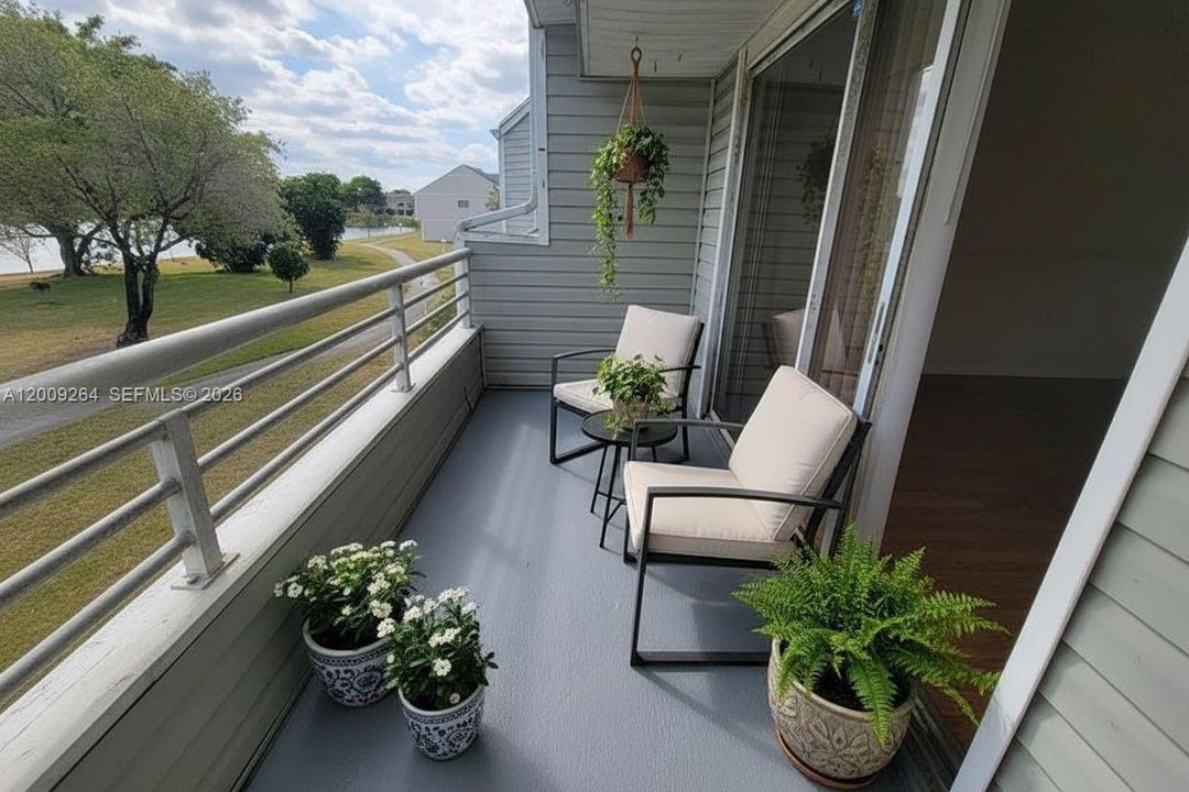 For Sale: $172,000 (2 beds, 2 baths, 1096 Square Feet)