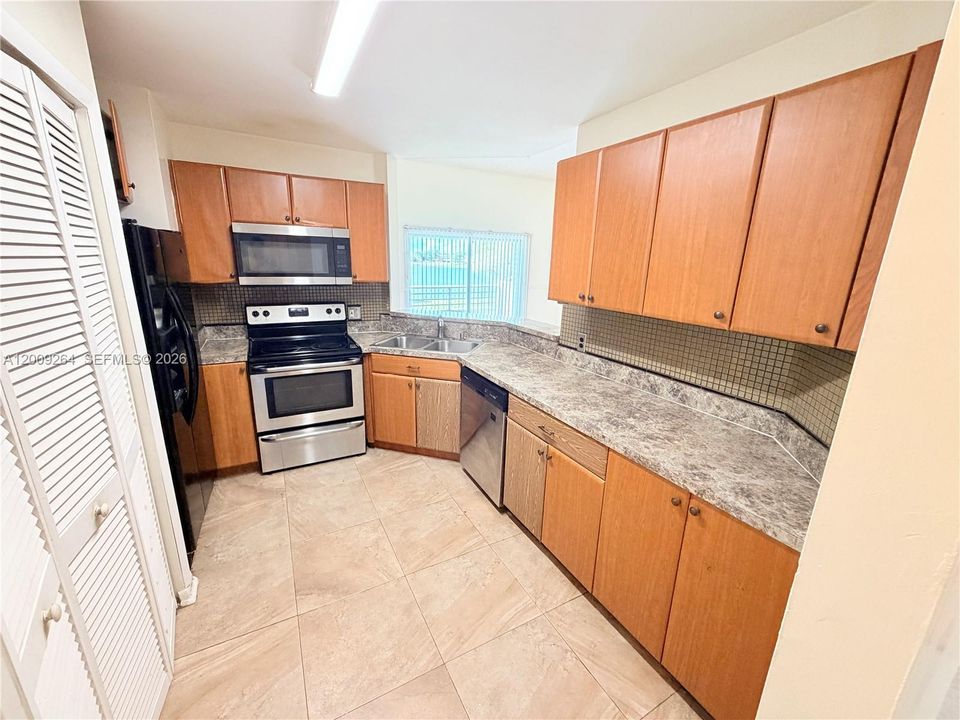 For Sale: $172,000 (2 beds, 2 baths, 1096 Square Feet)