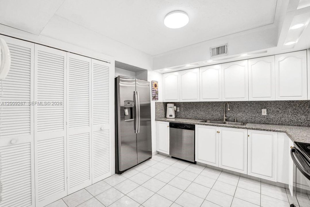 En Venta: $299,900 (2 camas, 2 baños, 1383 Pies cuadrados)