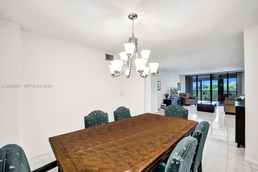 En Venta: $299,900 (2 camas, 2 baños, 1383 Pies cuadrados)