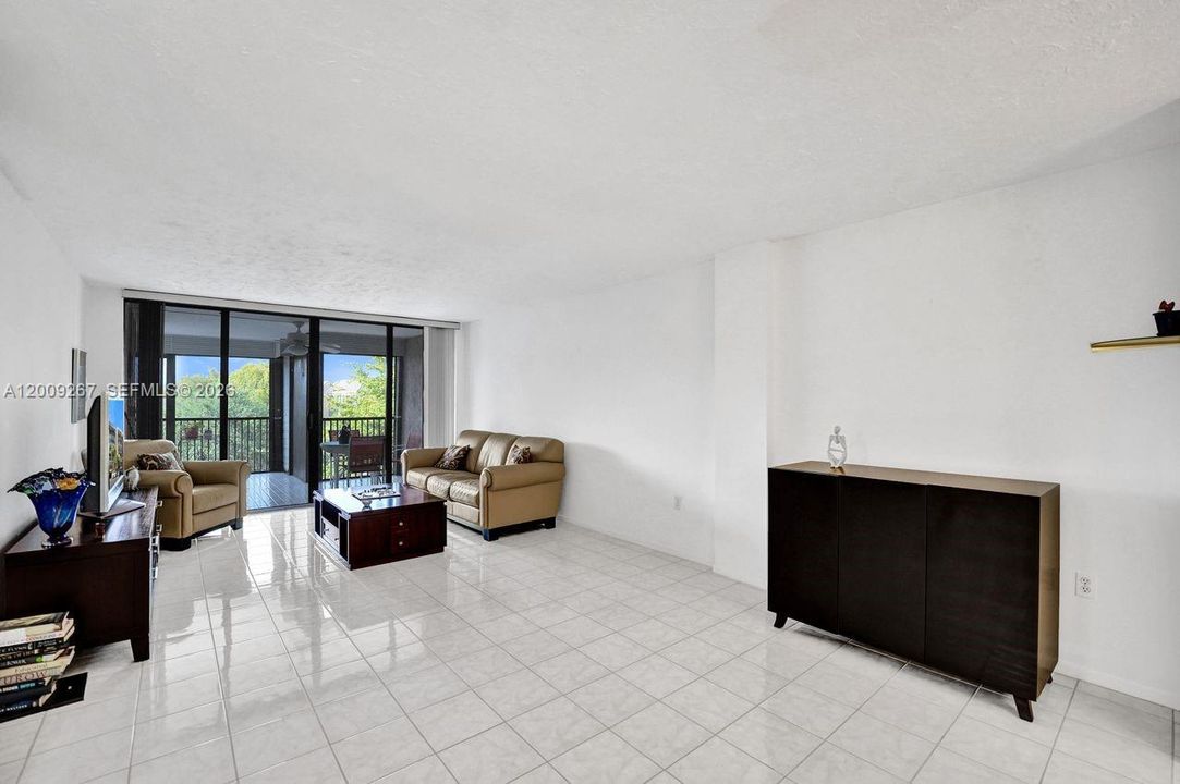 En Venta: $299,900 (2 camas, 2 baños, 1383 Pies cuadrados)