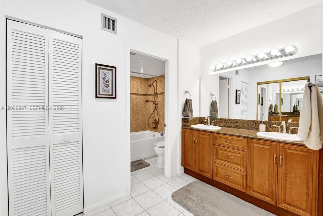 En Venta: $299,900 (2 camas, 2 baños, 1383 Pies cuadrados)