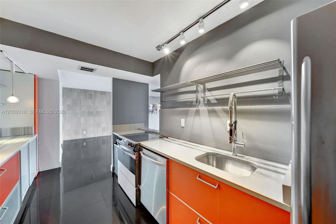 For Sale: $450,000 (2 beds, 2 baths, 1219 Square Feet)