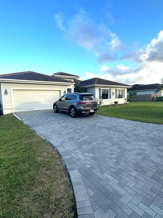 En Venta: $695,000 (4 camas, 2 baños, 2143 Pies cuadrados)