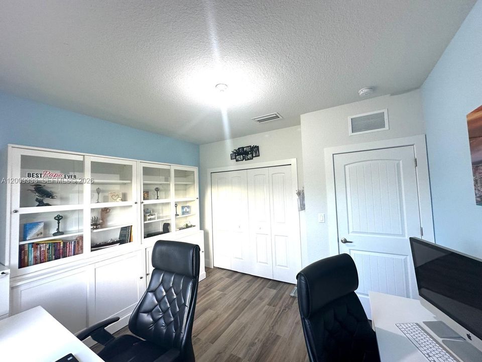 En Venta: $695,000 (4 camas, 2 baños, 2143 Pies cuadrados)