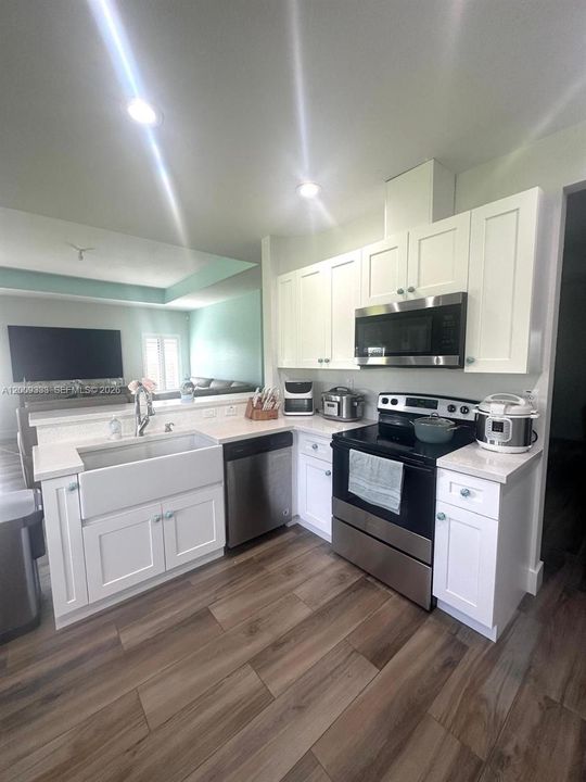 En Venta: $695,000 (4 camas, 2 baños, 2143 Pies cuadrados)