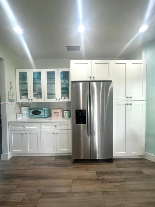 En Venta: $695,000 (4 camas, 2 baños, 2143 Pies cuadrados)