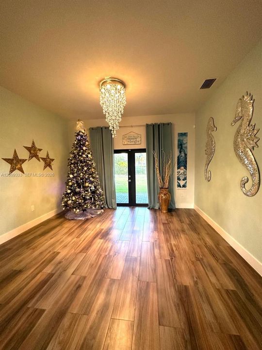 En Venta: $695,000 (4 camas, 2 baños, 2143 Pies cuadrados)