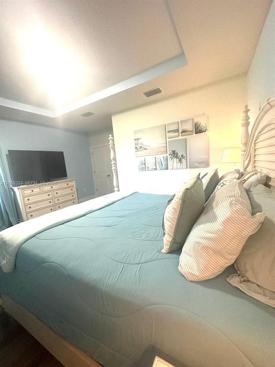 En Venta: $695,000 (4 camas, 2 baños, 2143 Pies cuadrados)