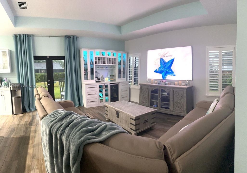 En Venta: $695,000 (4 camas, 2 baños, 2143 Pies cuadrados)