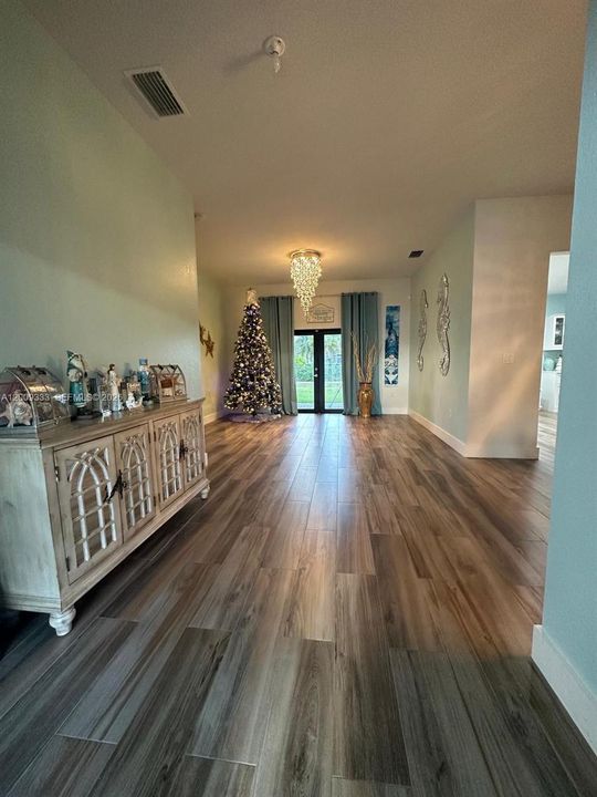 En Venta: $695,000 (4 camas, 2 baños, 2143 Pies cuadrados)