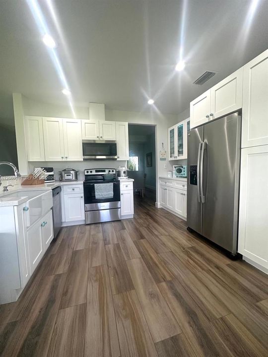 En Venta: $695,000 (4 camas, 2 baños, 2143 Pies cuadrados)