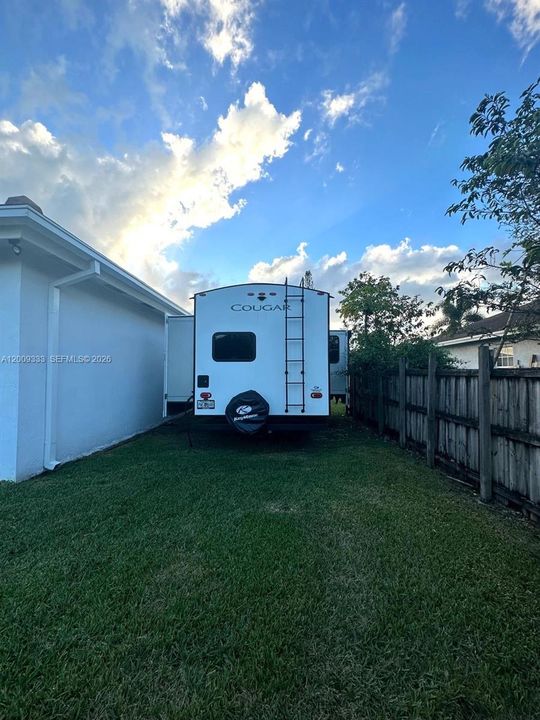 En Venta: $695,000 (4 camas, 2 baños, 2143 Pies cuadrados)