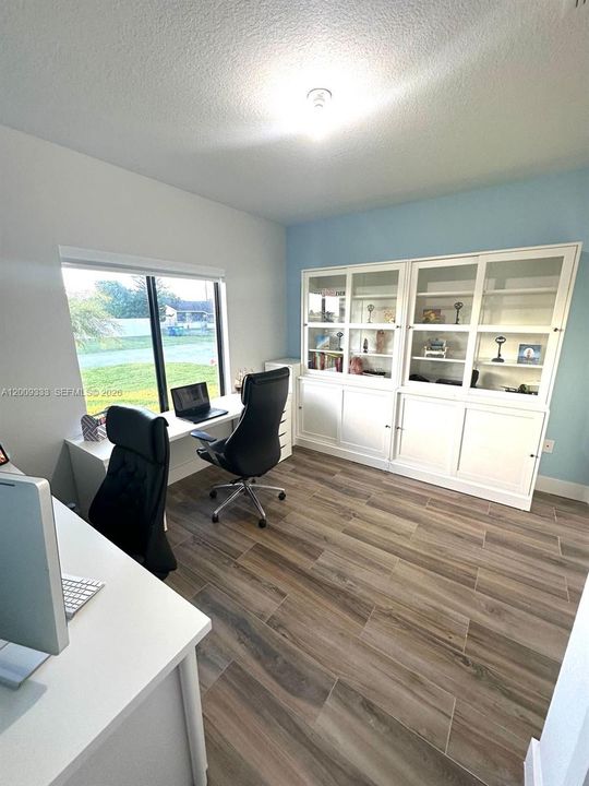 En Venta: $695,000 (4 camas, 2 baños, 2143 Pies cuadrados)