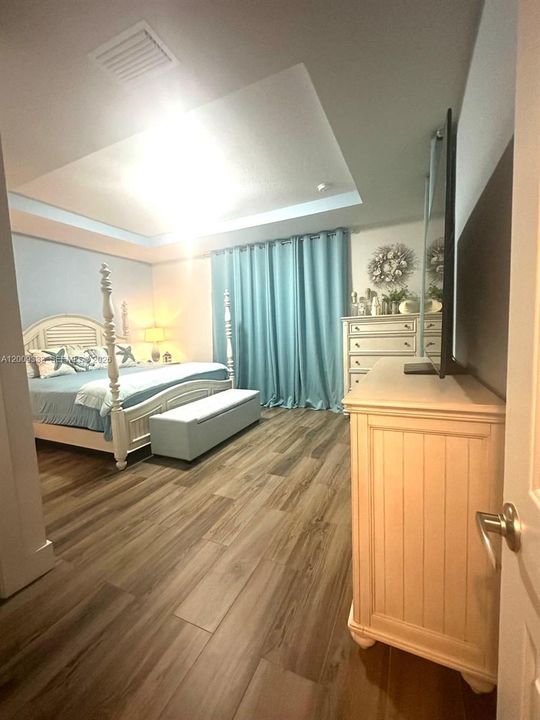 En Venta: $695,000 (4 camas, 2 baños, 2143 Pies cuadrados)