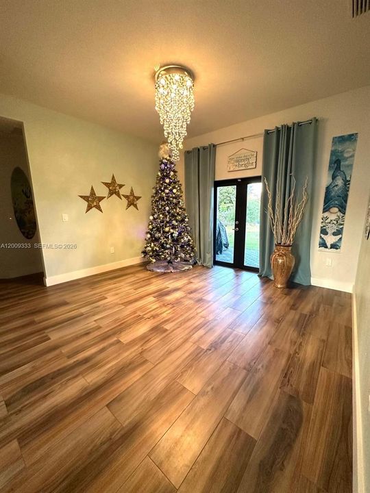 En Venta: $695,000 (4 camas, 2 baños, 2143 Pies cuadrados)