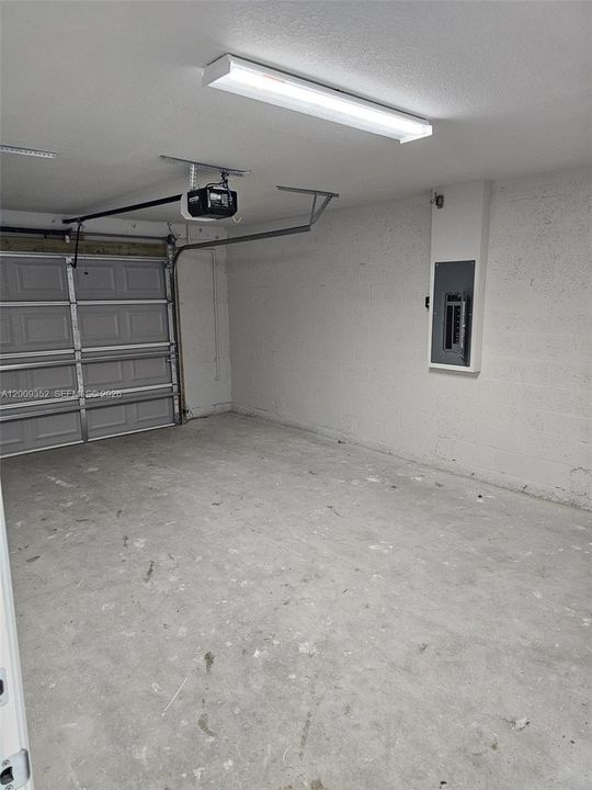 Active With Contract: $1,600 (3 beds, 2 baths, 1272 Square Feet)