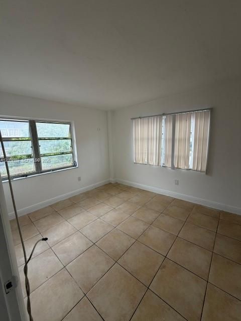 For Sale: $195,000 (2 beds, 1 baths, 820 Square Feet)