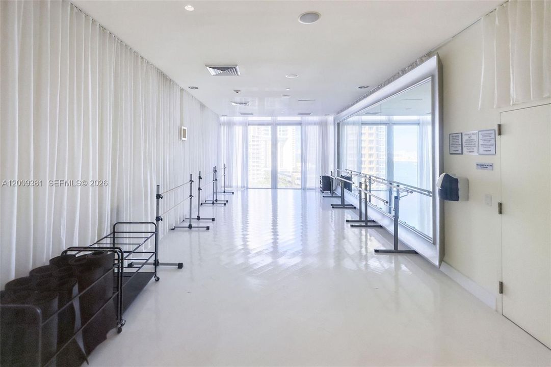 For Sale: $1,890,000 (3 beds, 2 baths, 1977 Square Feet)