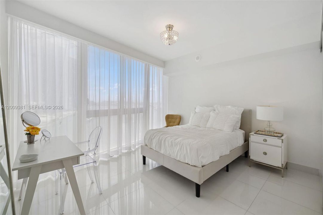 For Sale: $1,890,000 (3 beds, 2 baths, 1977 Square Feet)